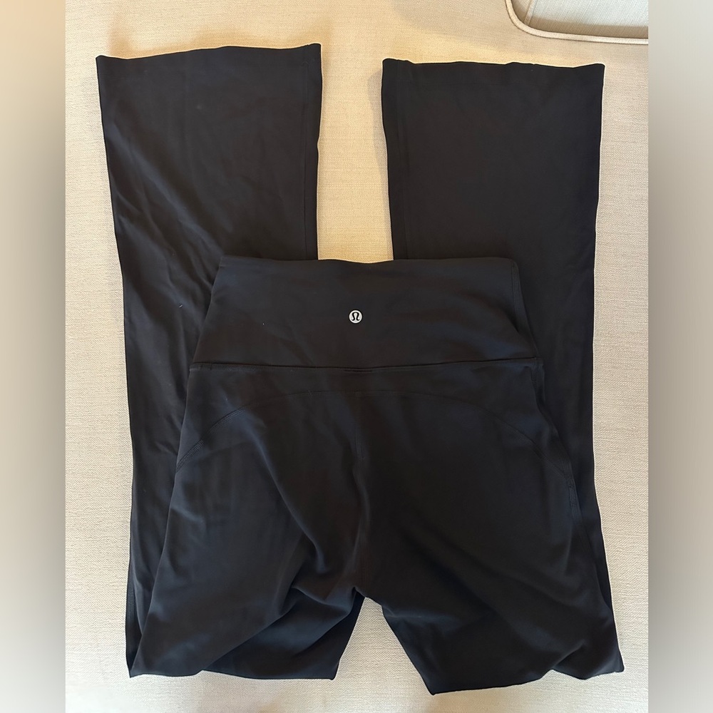 Lululemon Groove Super High Rise Flare Nulu, Size 6 LIKE NEW